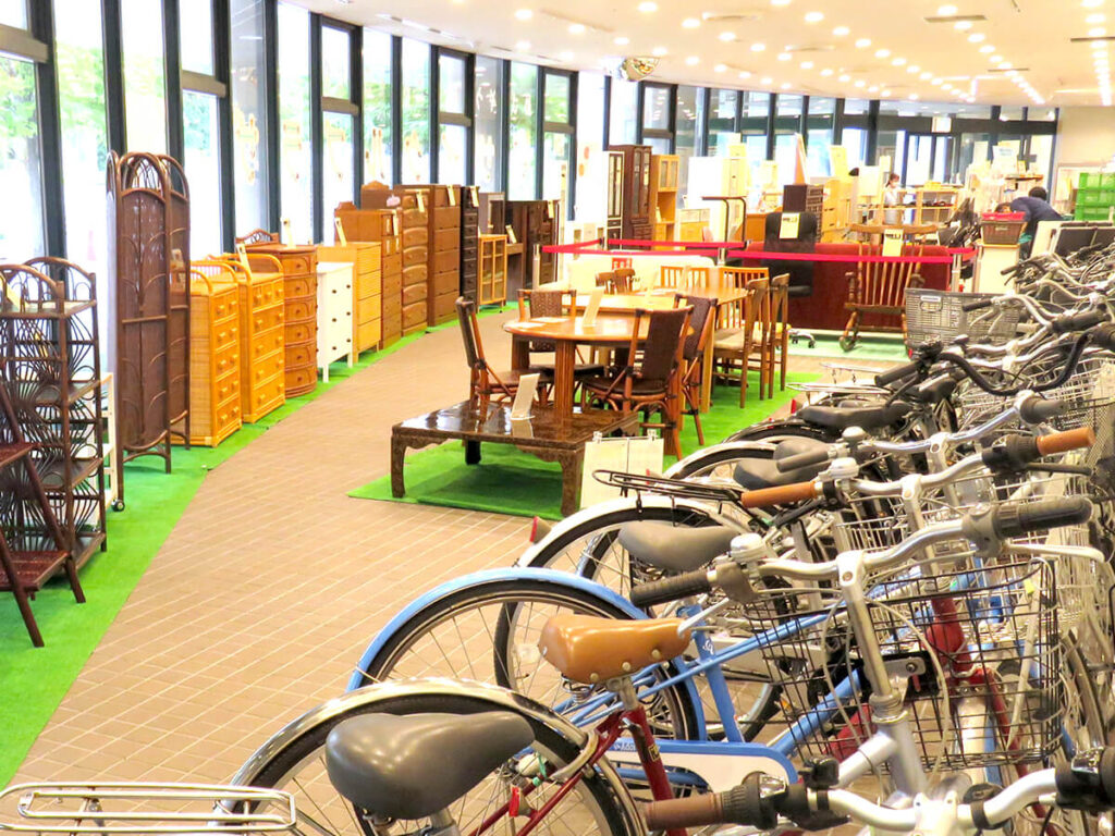 リユース家具と自転車の展示提供